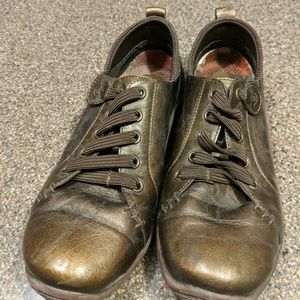 Born walking slip on shoes